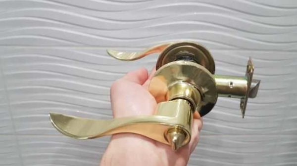 Poignée de porte intérieure avec loquet