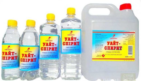 Emballé dans des bouteilles et canettes en plastique