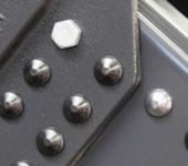 Différents rivets peuvent être installés à proximité
