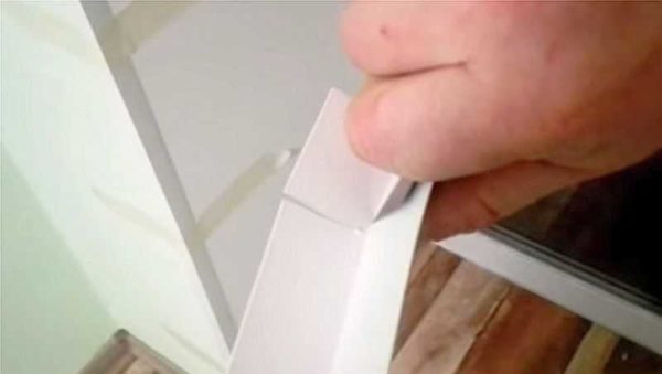 Comment couper un coin protecteur en plastique (PVC)