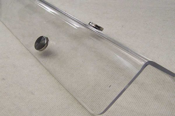 L'un des coins de protection transparents