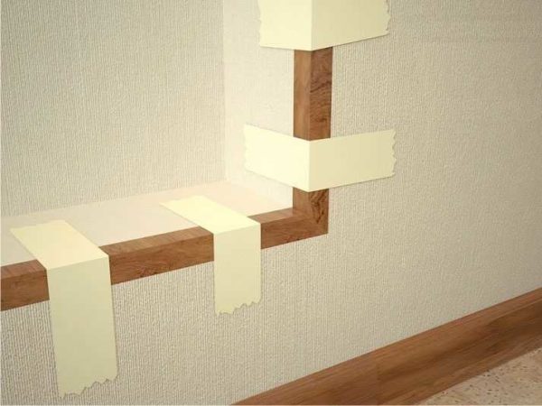Comment et quoi coller un coin en PVC sur le papier peint