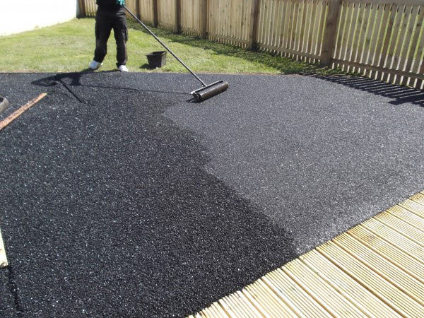 Rouler avec un rouleau rend la surface plus dense