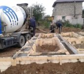 Les caractéristiques techniques du béton de grade M200 lui permettent d'être utilisé pour le coulage d'une fondation en bande