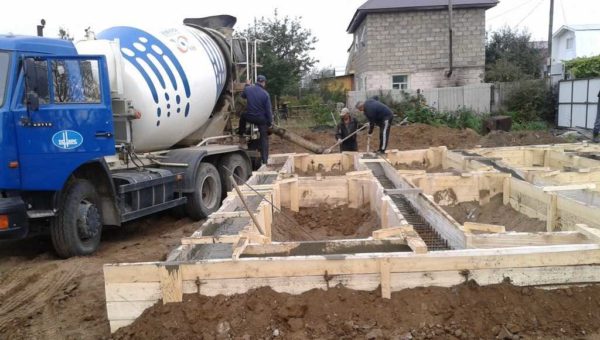 Le plus souvent, le béton de cette marque est utilisé pour la fondation en bande.