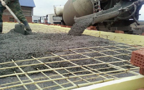 Le béton de gravier M300 est utilisé lors du coulage des fondations de maisons privées et de chalets