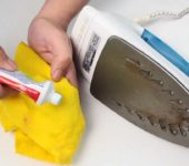 Vous pouvez le faire différemment: appliquez la pâte sur le tissu et frottez les taches avec précision