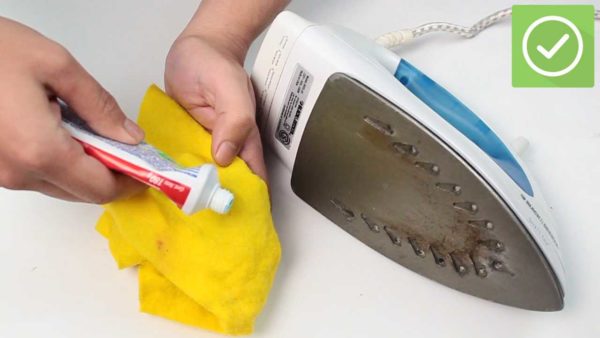 Vous pouvez le faire différemment: appliquez la pâte sur le tissu et frottez les taches avec précision