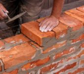 La brique en céramique est un matériau traditionnel pour la construction de maisons, qui a plus de cent ans