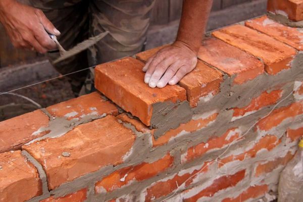 La brique en céramique est un matériau traditionnel pour la construction de maisons, qui a plus de cent ans