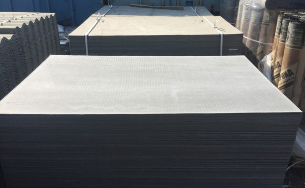Un matériau en feuille universel populaire - à la fois comme matériau de structure et comme matériau de finition. Il est utilisé pour les murs, les plafonds, les sols et la décoration extérieure des bâtiments, pour les clôtures et la construction de bâtiments légers