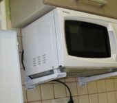 Comment accrocher un micro-ondes: l'une des options est sur les supports