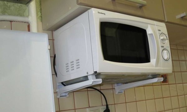 Comment accrocher un micro-ondes: l'une des options est sur les supports