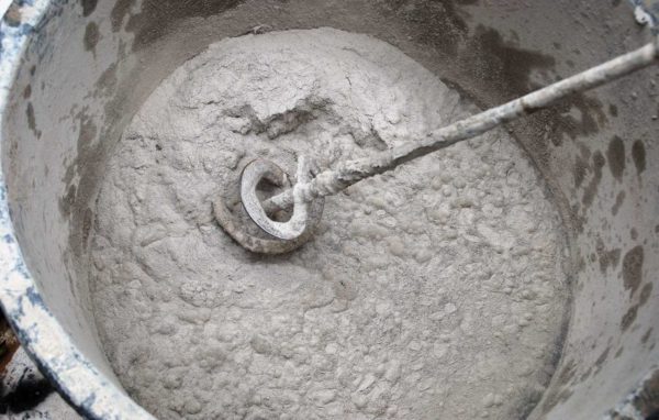 Vous choisissez comment préparer la solution pour la chape: commandez en usine / en atelier, pétrissez vous-même