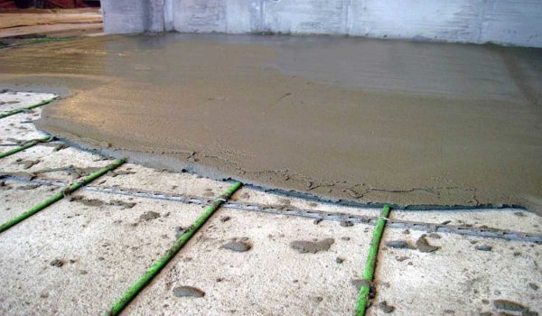 Lors du mélange, les proportions du mortier de chape doivent être respectées avec une grande précision. Pour que la solution s'adapte mieux, des plastifiants sont ajoutés, et pas plus d'eau