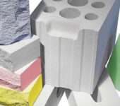 Il existe également des blocs à rainure et languette qui facilitent le processus de montage des cloisons.