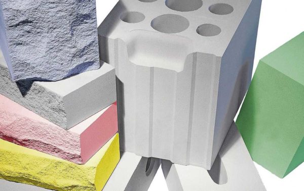 Il existe également des blocs à rainure et languette qui facilitent le processus de montage des cloisons.