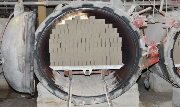Les briques formées dans la presse sont envoyées dans un autoclave, où elles sont traitées avec de la vapeur à haute pression.