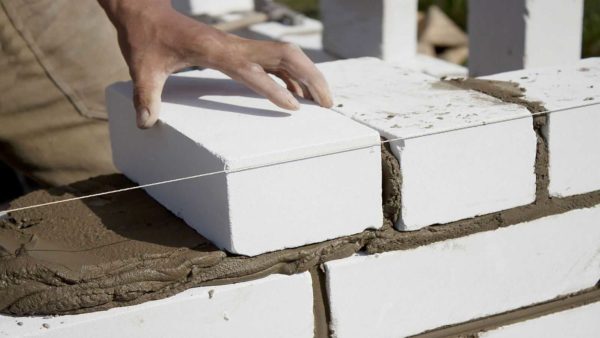 La brique de silicate a ses avantages et ses inconvénients, mais elle a été construite à partir de celle-ci avant et est en cours de construction