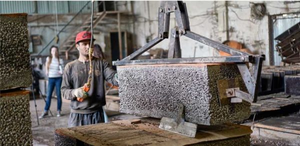 La taille d'un bloc de béton d'agrégat léger de ce format ne peut pas être exactement qualifiée de standard