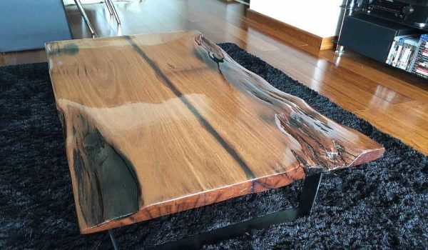 Table époxy et bois. Vous n'avez pas besoin de niveler le relief, mais de le recouvrir uniquement d'une couche de résine époxy