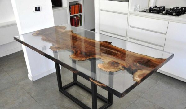 Une telle table en résine époxy et en bois a besoin de beaucoup de résine