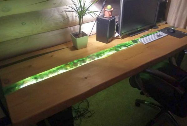 Crystal 76 a été utilisé pour cette table en bois et époxy. Il a fallu 10 litres (pour la rivière et la fissure remplie au mur)