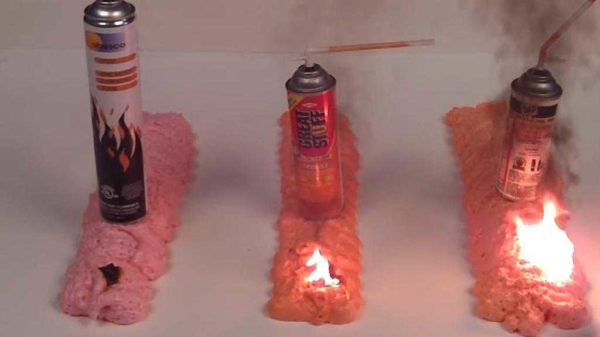 Dans les maisons en bois, il est préférable d'utiliser de la mousse de polyuréthane incombustible.