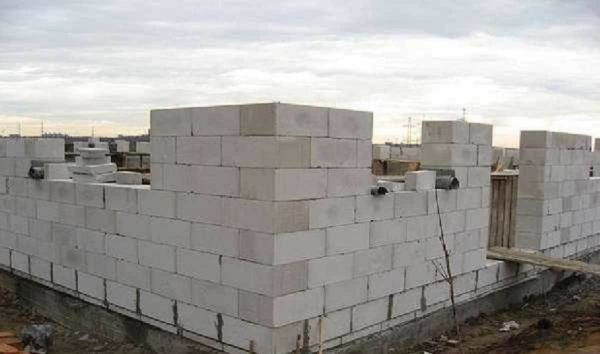 gros blocs - la construction avance rapidement