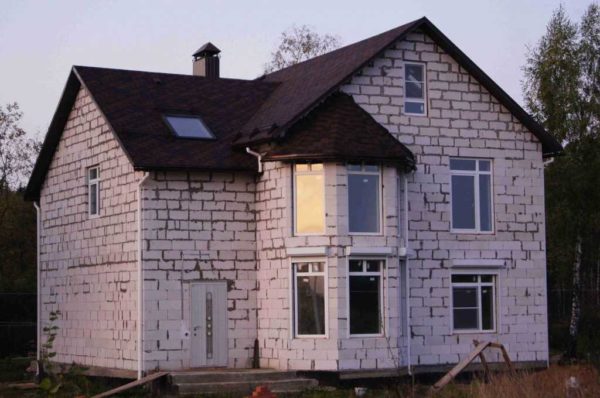 Les blocs muraux pour murs extérieurs réduisent considérablement le temps de construction
