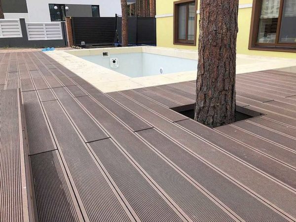 Panneau en polymère pour terrasse