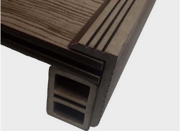 Le panneau de bois-polymère est fermé des côtés par un angle