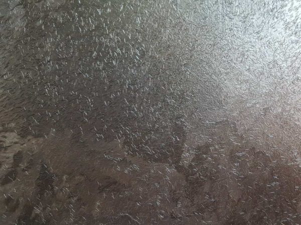Des étincelles, des paillettes, des flocons, des fibres sont ajoutés aux peintures