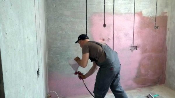 L'apprêt à pénétration profonde peut contenir des pigments afin que vous puissiez voir où il a déjà été appliqué