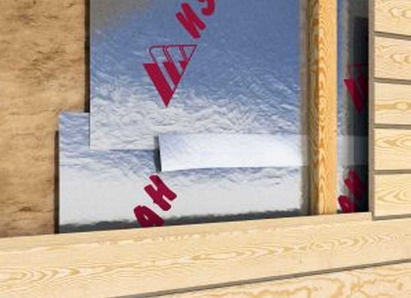 Il ressemble à Izospan avec une couche réfléchissant la chaleur