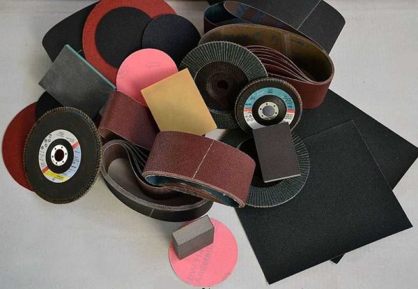 Types de papier abrasif: feuilles, rouleaux, cercles, rubans et même formulaires spéciaux pour différents accessoires