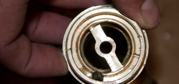Tout type de débris interfère avec la plaque de fermeture