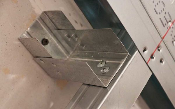 Le plus souvent, le cadre de la plaque de plâtre comporte à la fois des vis autotaraudeuses et une connexion perforée