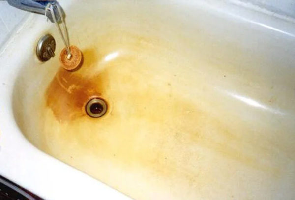 Rouille sur la salle de bain de l'eau rouillée