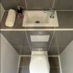 Placement non standard du lavabo dans les toilettes