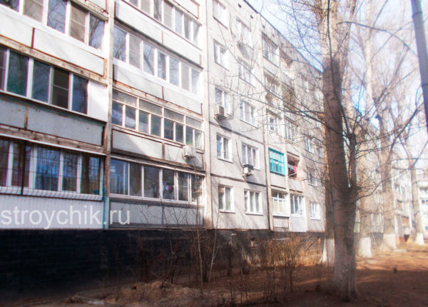 Rez-de-chaussée d'un immeuble de cinq étages