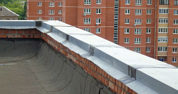 Parapet sur le toit du 5e étage