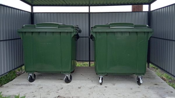 zone de collecte des déchets avec 2 bacs