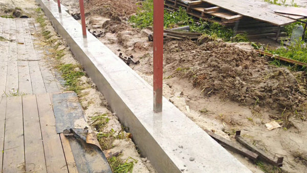 fondation d'une clôture pour blocs de composition