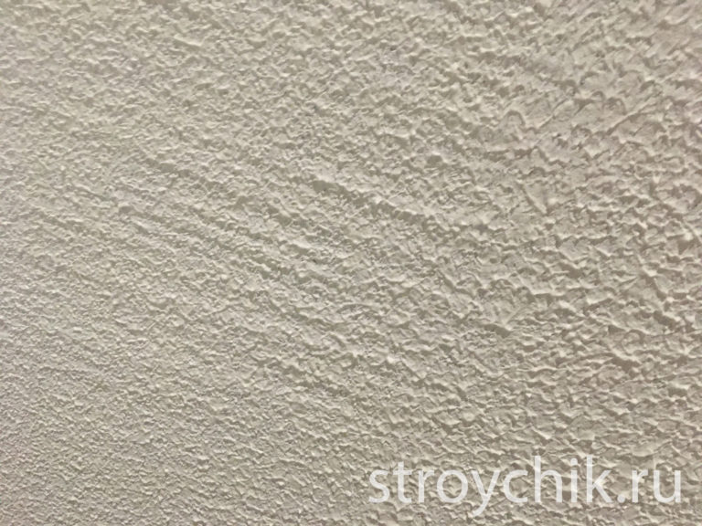 La surface du mur n'était pas correctement nivelée, de plus, la peinture texturée était diluée avec de l'eau dépassant la norme. Après application avec un rouleau, le résultat était terrible. Ne faites pas les erreurs des autres!