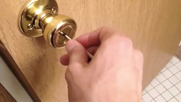 retirer la serrure de la porte intérieure