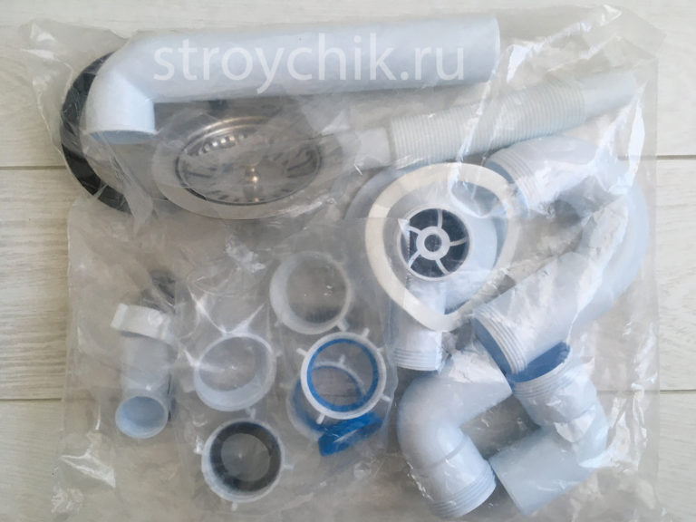 Notez le nombre d'accessoires du siphon à tuyau avec trop-plein. Si vous avez peur d'être confus lors de l'auto-installation, il est préférable d'inviter un plombier professionnel